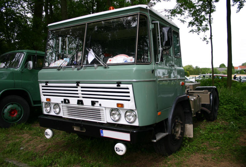 DAF Truck Picture Old green DAF truck at truck show Pictures of DAF Trucks, big truck, big rig, 18 wheeler, ten wheeler, 6 wheeler, ten wheeler, eighteen wheeler, truck, truck pictures